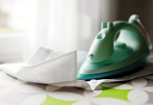 Cel mai bun fier de călcat Cel mai bun fier de călcat - fier de călcat verde folosit pe o cămașă albă