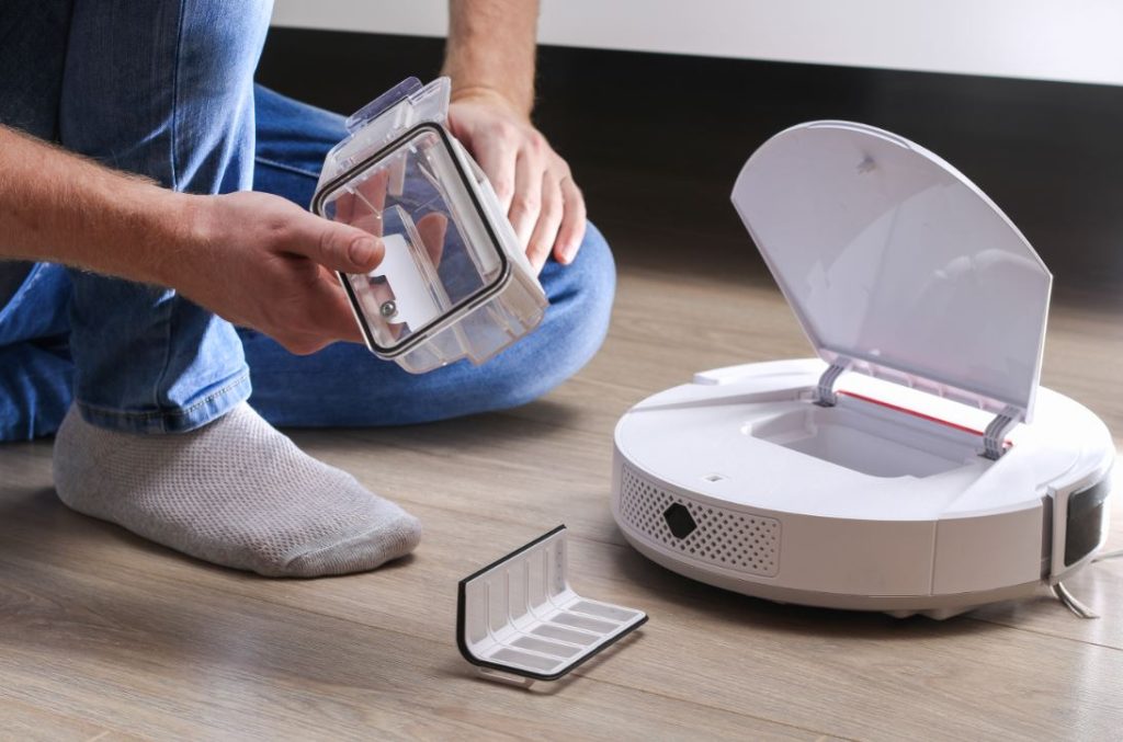 Cum se întreține un aspirator robot - bloglacumparaturi.ro
