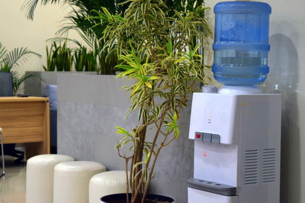 Avantajele unui dozator de apă - bloglacumparaturi.ro