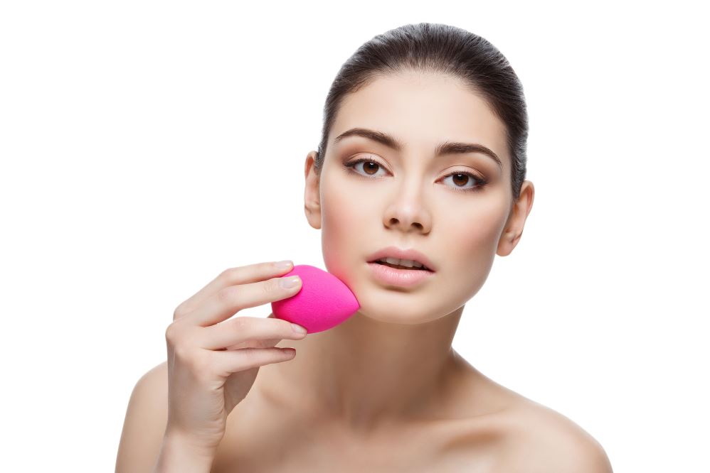 Cum se aplică și cum se îndepărtează corect BB cream-ul - bloglacumparaturi.ro