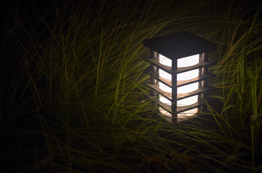 Lampă solară în grădină noaptea - avantajele unei lămpi solare - bloglacumparaturi.ro