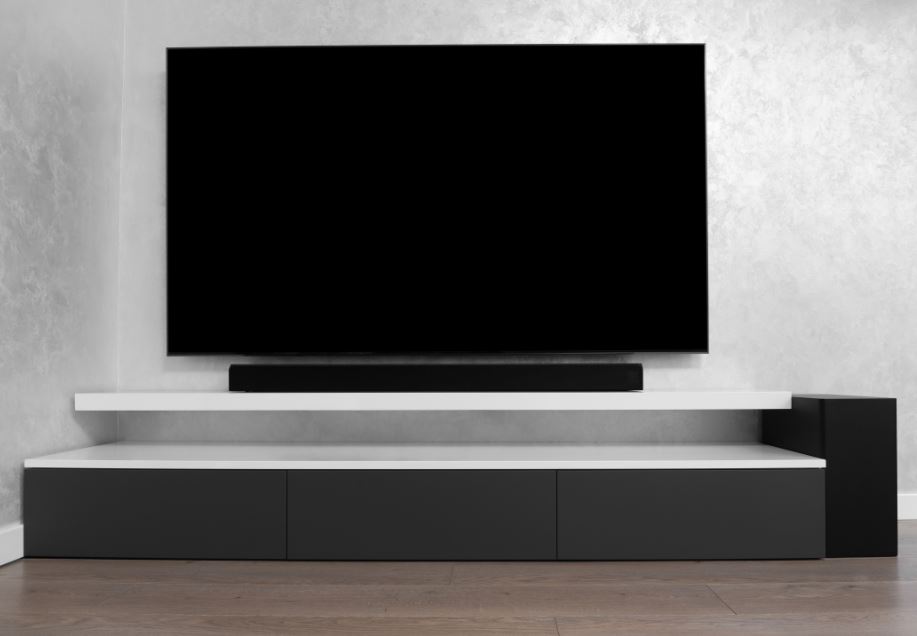 Soundbar montat sub televizor în living - Avantajele unui soundbar