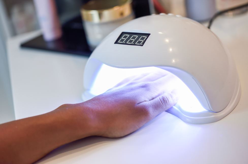 Manichiură realizată la o lampă UV - Cea mai bună lampă de unghii