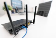 Cel mai bun router wireless Router wireless pe birou, cu trei antene - Cel mai bun router wireless