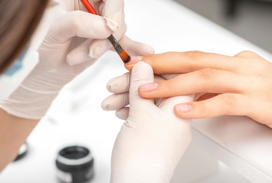 Lac de unghii aplicat profesional - Sfaturi despre cum aplici corect lacul de unghii