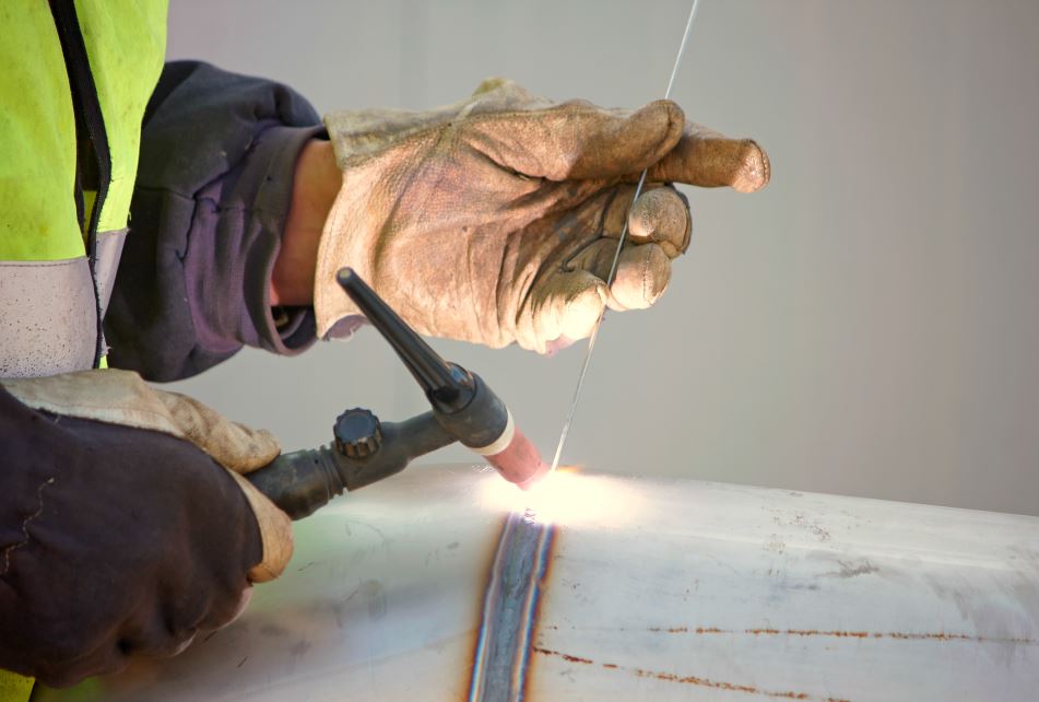 Imagine cu un aparat de sudură în funcțiune - top cele mai bune aparate de sudură