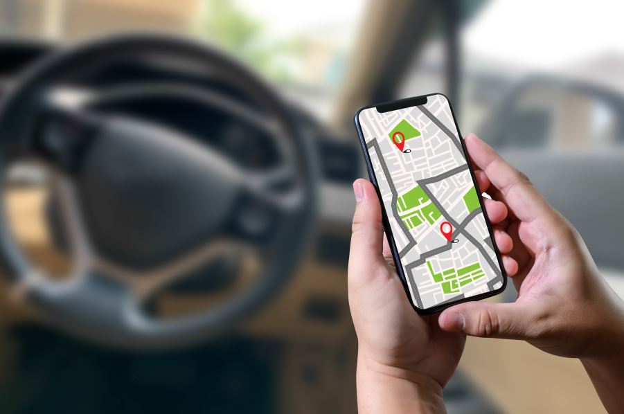 Telefon mobil cu aplicația de gps deschisă - Avantajele unei navigații GPS vs telefon