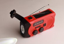 Cel mai bun radio portabil Radio portabil roșu cu manivelă reprezentând un model pentru Cel mai bun radio portabil