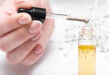 Cel mai bun ulei de cuticule Ulei de cuticule într-un recipient transparent - Cum să alegi cel mai bun ulei de cuticule