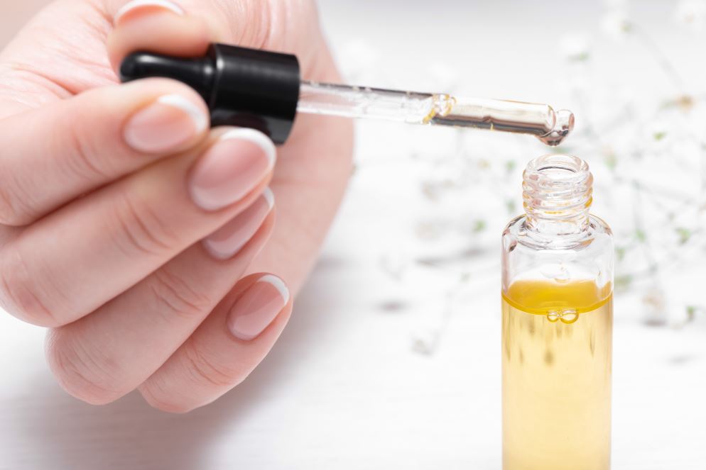 Ulei de cuticule într-un recipient transparent - Cum să alegi cel mai bun ulei de cuticule