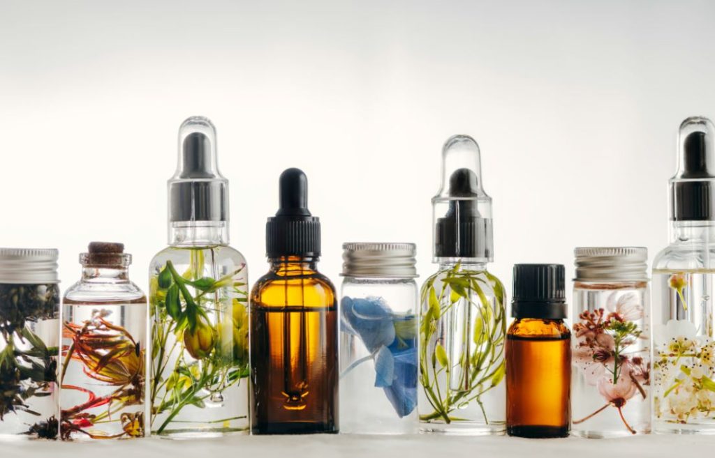 Multiple sticle în care se află uleiuri esențiale - Cum alegi Cele mai bune uleiuri esențiale