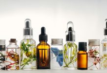 Cele mai bune uleiuri esențiale Multiple sticle în care se află uleiuri esențiale - Cum alegi Cele mai bune uleiuri esențiale
